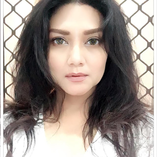 10 Artis yang Pilih Pindah Keyakinan demi Pasangan (10)