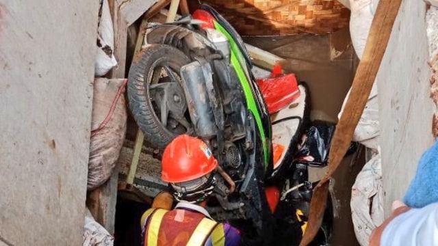 Motor terperosok di Bundaran Senayan (Foto: TMC Polda)