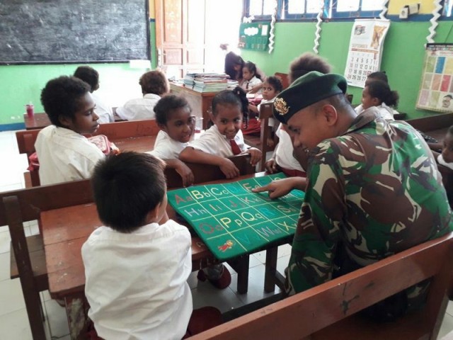 Prajurit Yonif Para Raider 501 Kostrad Menjadi Guru di Perbatasan