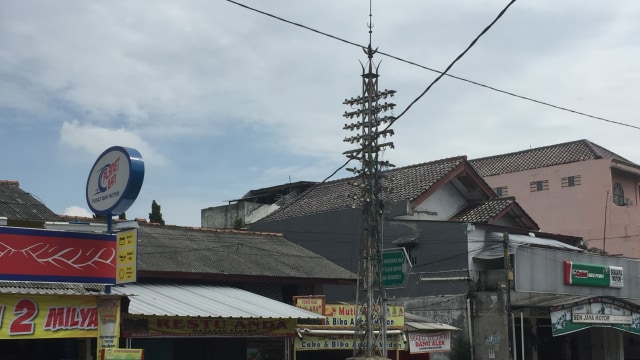 Tiang Telepon Peninggalan Belanda di Depok (Foto: Soejono Eben Saragih/kumparan)