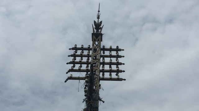 Tiang Telepon Peninggalan Belanda di Depok (Foto: Soejono Eben Saragih/kumparan)
