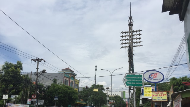 Tiang Telepon Peninggalan Belanda di Depok (Foto: Soejono Eben Saragih/kumparan)