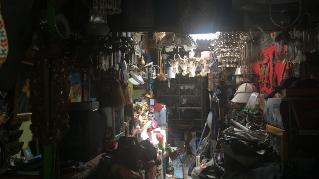 Pedagang barang antik di Jalan Stasiun Depok Baru (Foto: Soejono Eben Ezer Saragih/kumparan)