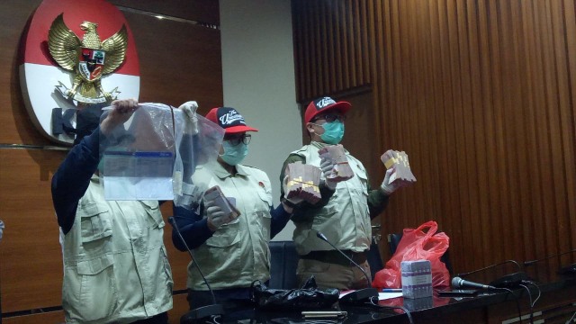 Barang bukti OTT Bupati Buton Selatan. (Foto: Adhim Mugni/kumparan)