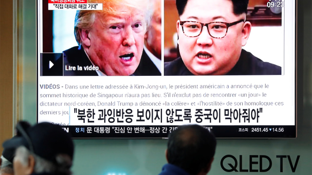 Warga lihat pembatalan pertemuan AS & Korea Utara. (Foto: REUTERS / Kim Hong-Ji)