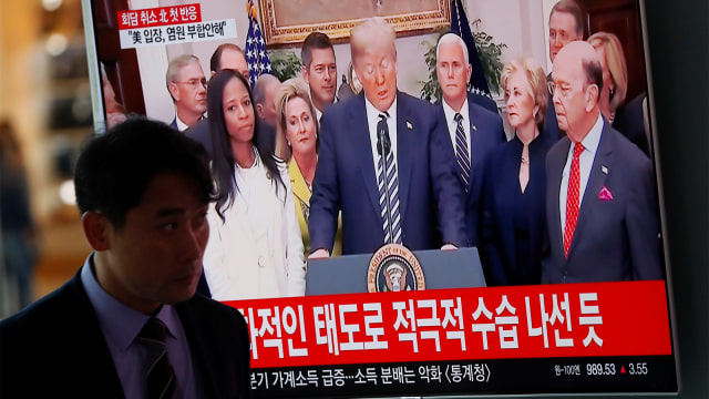 Warga lihat pembatalan pertemuan AS & Korea Utara. (Foto: REUTERS / Kim Hong-Ji)