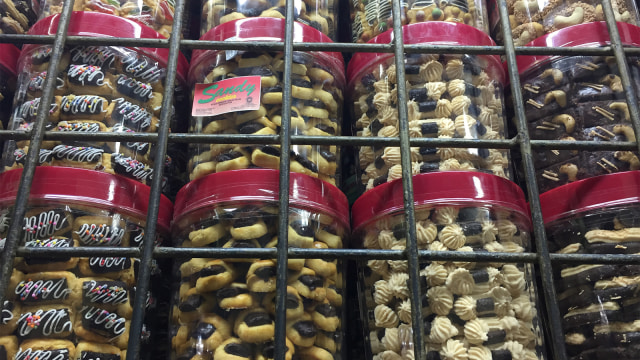Sejumlah jenis Snack di Pasar Mester Jatinegara. (Foto: Selfy Sandra Momongan/kumparan)