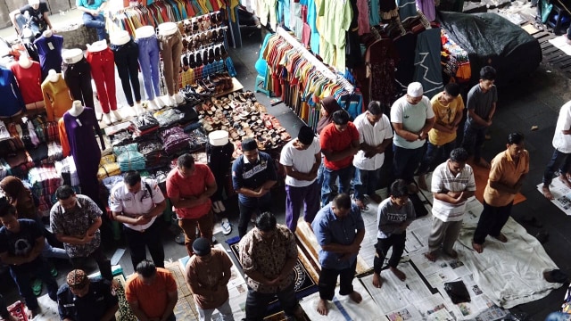 Suasana Salat Jumat di Pasar Tanah Abang. (Foto: Fitra Andrianto/kumparan)