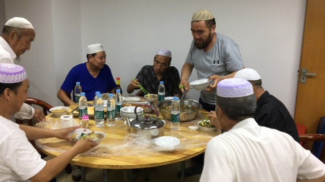 Suasana saat berbuka puasa di masjid Xiamen. (Foto: Feby Dwi Sutianto/kumparan)