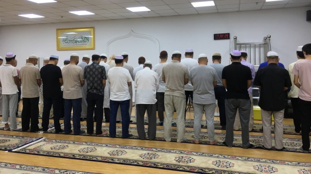 Salat Maghrib berjamaah usai berbuka puasa. (Foto: Feby Dwi Sutianto/kumparan)