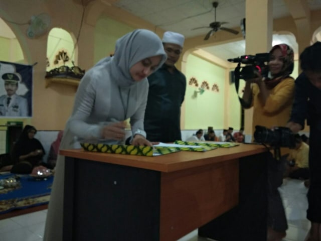Semalam di Desa Tarobok Baebunta, Bupati Indah Serahkan Sejumlah Bantuan (1)
