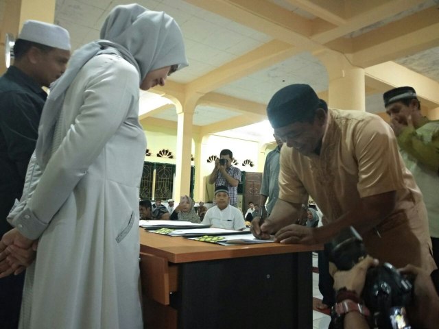 Semalam di Desa Tarobok Baebunta, Bupati Indah Serahkan Sejumlah Bantuan (2)