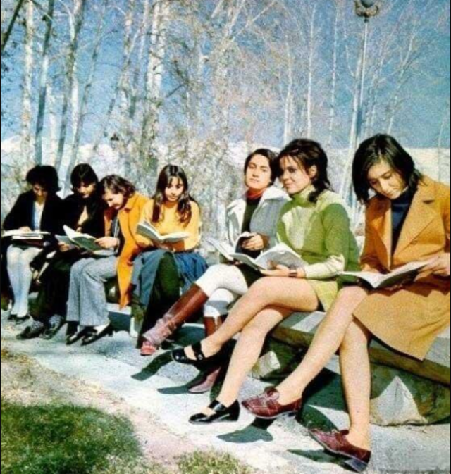 Perempuan Iran (Foto: dok.Twitter @JewelyTAH)