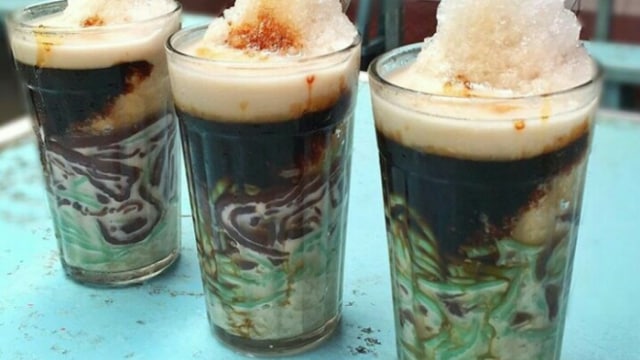 Menikmati Buka Puasa dengan Es Cendol Legendaris di Padang