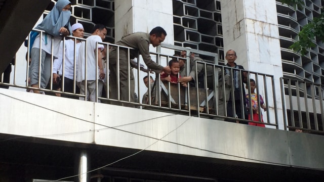 Kepala anak kecil terjepit pagar Masjid Istiqlal. (Foto: Moh Fajri/kumparan)