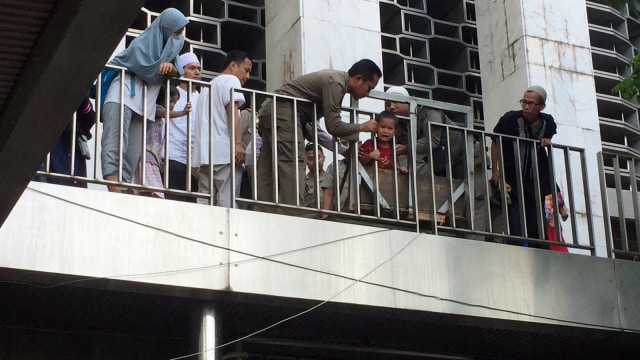 Kepala anak kecil terjepit pagar Masjid Istiqlal. (Foto: Moh Fajri/kumparan)