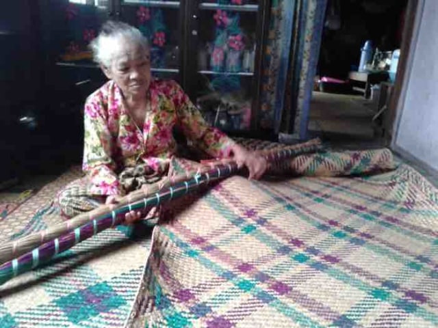 Sosok Wanita Sepuh Penganyam Kerajinan Purun Asli Banjar