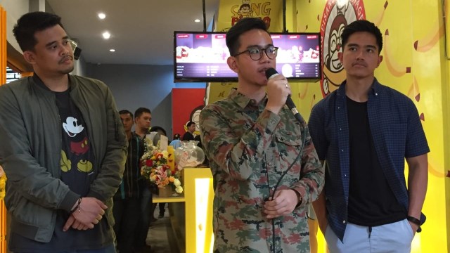 Gibran, Kaesang dan Bobby launching gerai kuliner Foto: Ade Nurhaliza/kumparan