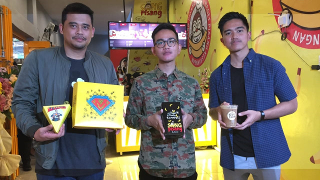 Gibran, Kaesang dan Bobby launching gerai kuliner Foto: Ade Nurhaliza/kumparan