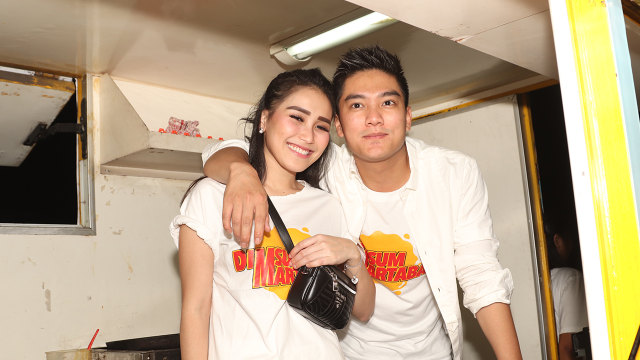 Ayu Ting Ting & Boy Wiliam layani pembeli martabak (Foto: Munady Widjaja/kumparan)