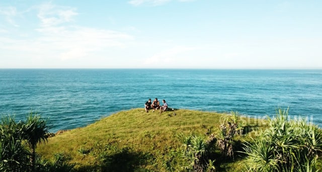 Keren Nih! Kamping Anti Mainstream di Pinggir Pantai Karangbolong Sukabumi