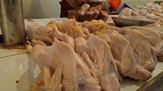 Pedagang daging ayam di Pasar Pulo Menteng. (Foto: Ela Nurlaela/kumparan)
