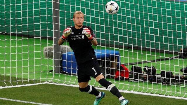 Karius saat menepis tendangan Bale. (Foto: Reuters/Phil Noble)