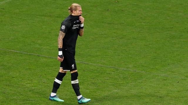 Loris Karius meratapi blundernya. (Foto: Reuters/Phil Noble)