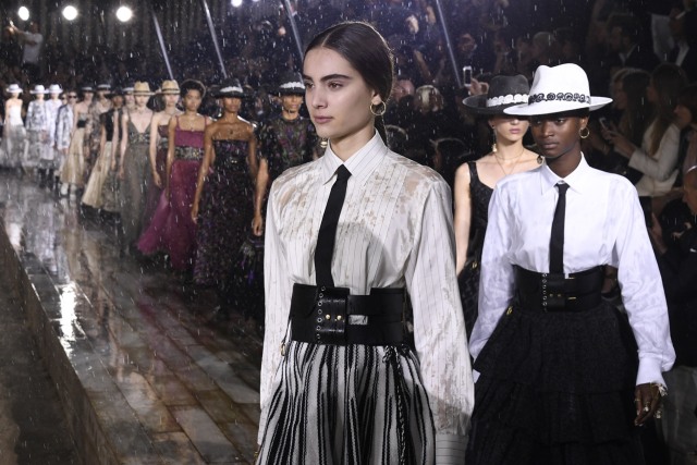 Fashion show Dior bertemakan Dior Croisiere 2019 (Foto: AFP/Bertrand GUAY )