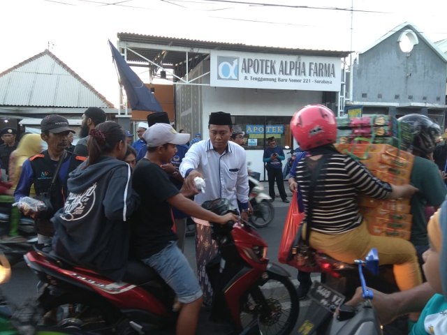 Sebagai Pengamalan Nilai Religius, DPD NasDem Surabaya Bagi 500 Paket Takjil (1)