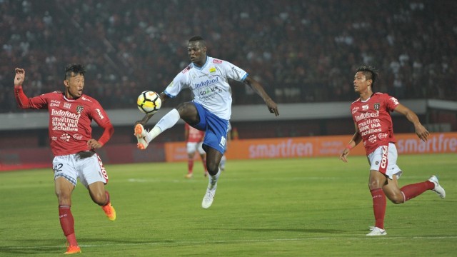 Ezechiel beraksi di laga vs Bali United. (Foto: ANTARA/Nyoman Budhiana)
