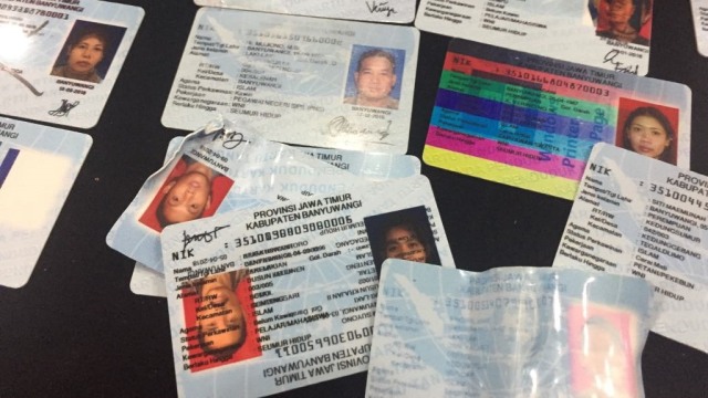 Konpers soal E-KTP yang tercecer di Bogor (Foto: Soejono Eben/kumparan)