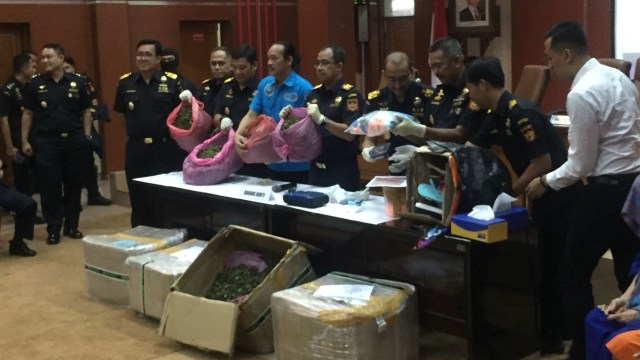 Rilis penangkapan Narkoba Ekstasi & Daun Khat (Foto: Reki Febrian/kumparan)