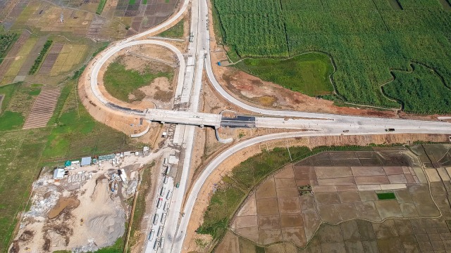 Pembangunan tol trans Jawa Pantura Foto: ANTARA FOTO/Harviyan Perdana Putra