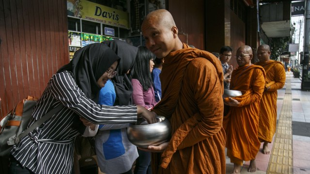 Sejumlah biksu melakukan prosesi Pindapata (Foto: ANTARA FOTO/Hendra Nurdiyansyah)