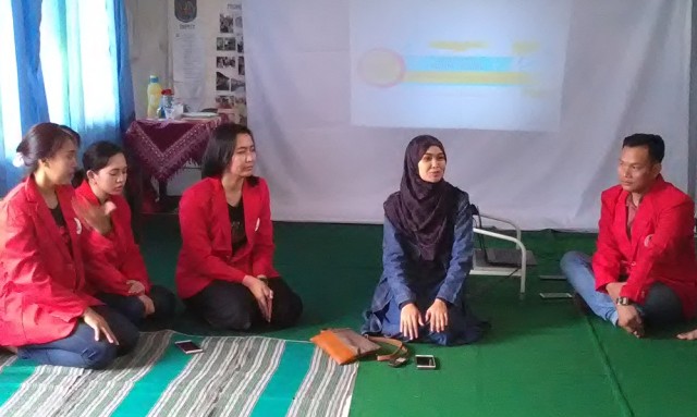 Mahasiswa Sosialisasikan Medsos untuk Media Promosi di Kampung Geulis (1)