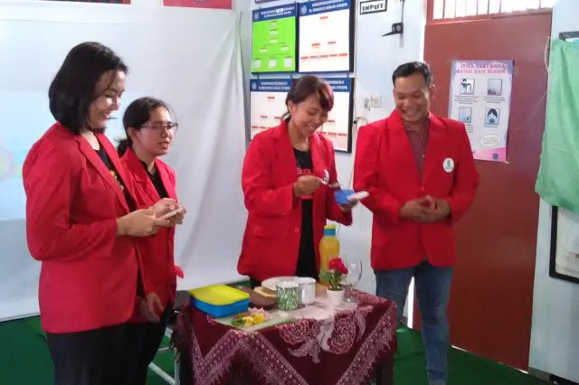 Mahasiswa Sosialisasikan Medsos untuk Media Promosi di Kampung Geulis (2)