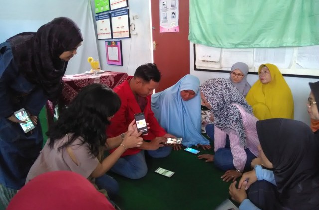 Mahasiswa Sosialisasikan Medsos untuk Media Promosi di Kampung Geulis (4)