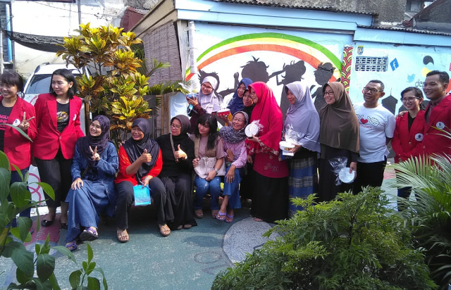 Mahasiswa Sosialisasikan Medsos untuk Media Promosi di Kampung Geulis (5)