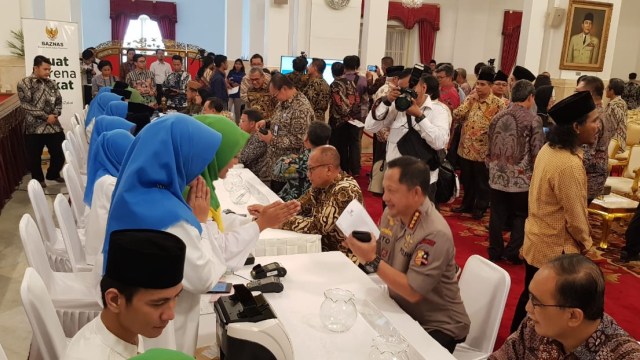 Kapolri saat bayar zakat di istana negara. (Foto: dok. Humas Polri)
