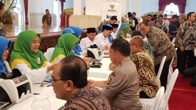 Kapolri saat bayar zakat di istana negara. (Foto: dok. Humas Polri)