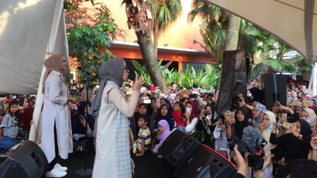 Aksi panggung Sabyan Gambus (Foto: Eka Nurjanah/kumparan)