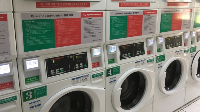 Mesin cuci umum dengan pembayaran nontunai (Foto: Dok. Feby Dwi Sutianto )