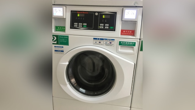 Mesin cuci umum dengan pembayaran nontunai (Foto: Dok. Feby Dwi Sutianto )