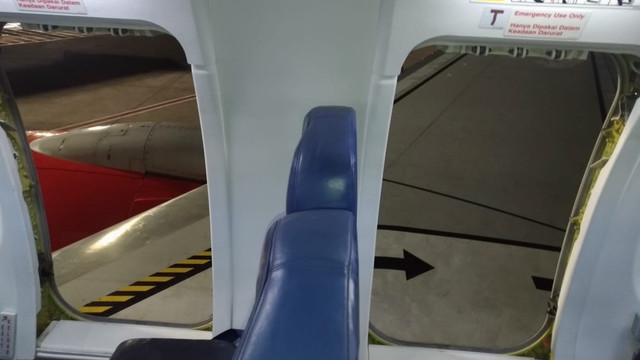 Pintu darurat pesawat Lion Air yang rusak (Foto: Dok. Polda Kalbar)