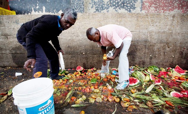 Orang-orang mengumpulkan sampah makanan di depan pasar Coche, Caracas (Foto: AP/Fernando Llano)
