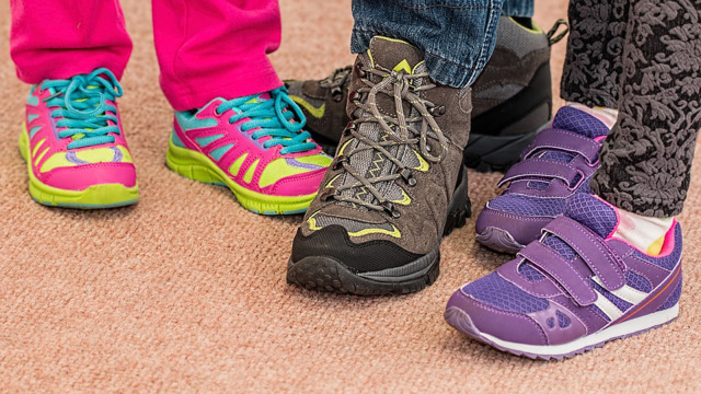 Ilustrasi sepatu anak (Foto: Pixabay)