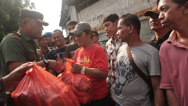Pangdam Jaya beri bantuan korban kebakaran (Foto: Iqbal Firdaus/kumparan)