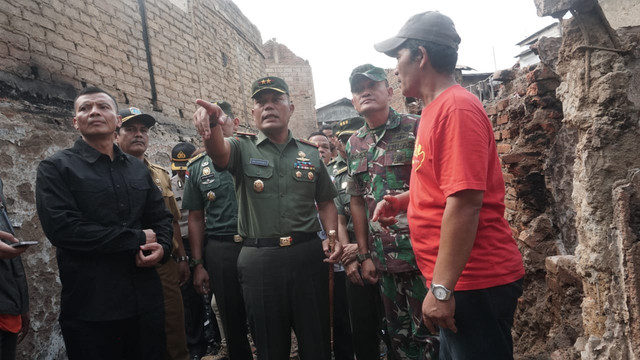 Pangdam Jaya beri bantuan korban kebakaran (Foto: Iqbal Firdaus/kumparan)