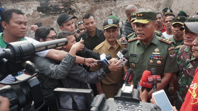 Pangdam Jaya beri bantuan korban kebakaran (Foto: Iqbal Firdaus/kumparan)